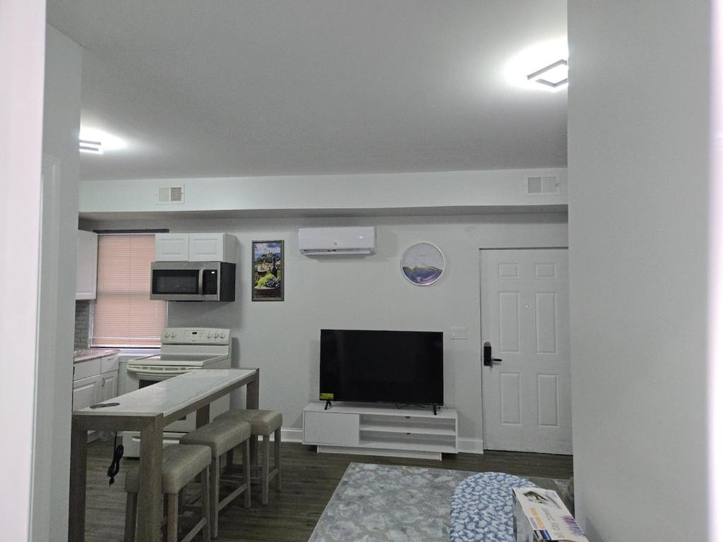 Μια τηλεόραση ή/και κέντρο ψυχαγωγίας στο Home away from home