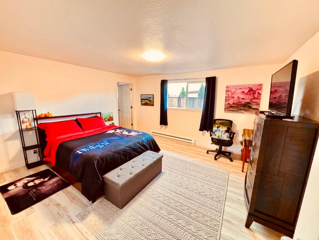 Μια τηλεόραση ή/και κέντρο ψυχαγωγίας στο Spacious 4-Bedroom House Near Olympic NP & Hoh Rainforest