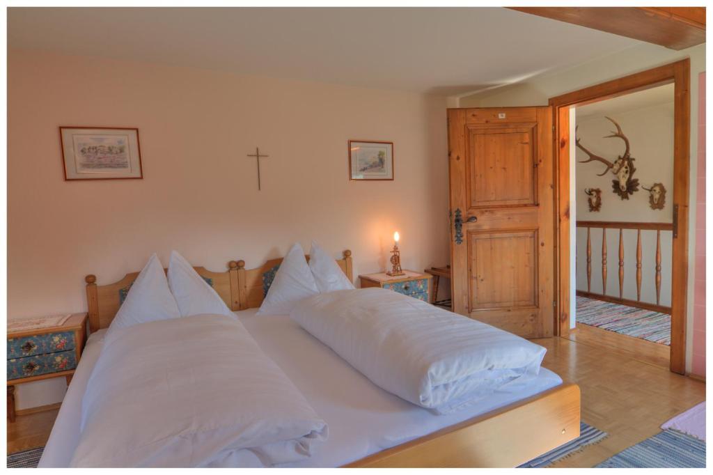 A bed or beds in a room at Landgasthof Reitsamerhof