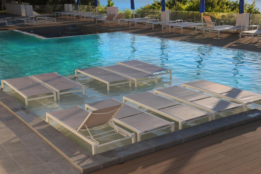 Bazén v ubytování Hotel Cala Moresca nebo v jeho okolí