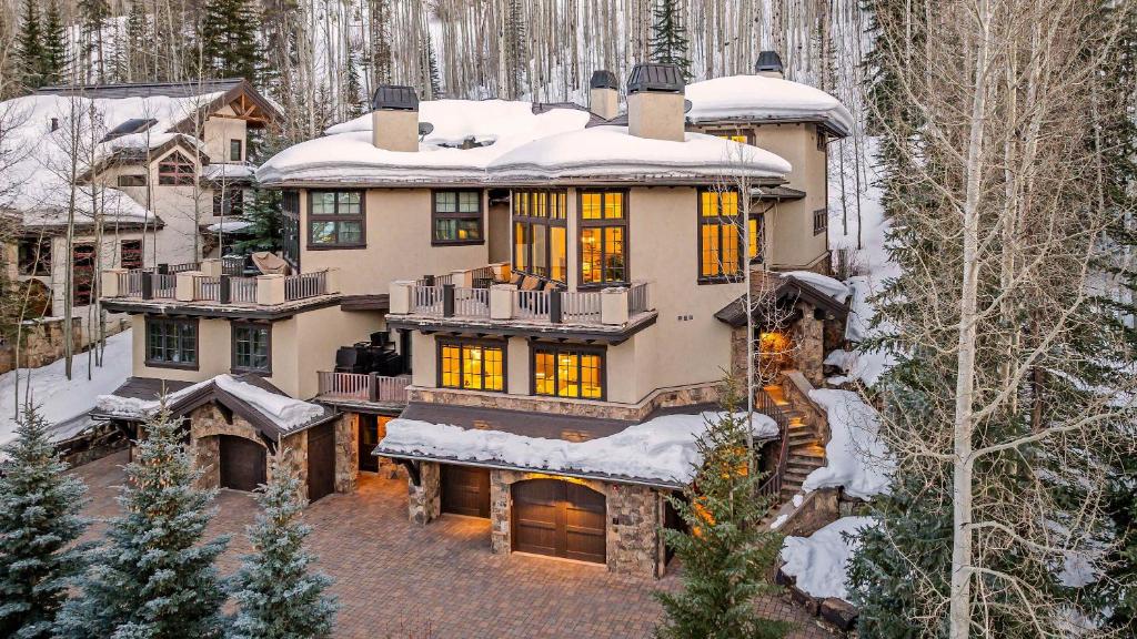 ein großes Haus mit Schnee darüber in der Unterkunft West Vail Retreat Steps to Ski plus Private Hot Tub in Vail