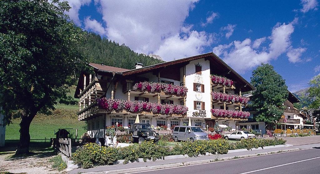 budynek z kwiatami na boku w obiekcie Hotel Soreie w mieście Pozza di Fassa