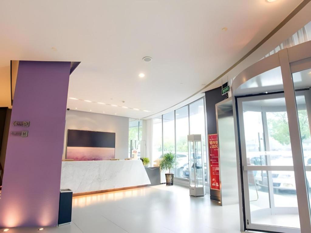 Großes Zimmer mit einem Bett in einem Gebäude in der Unterkunft Jinjiang Inn Zhoushan Putuo Shenjiamen in Xi'ao