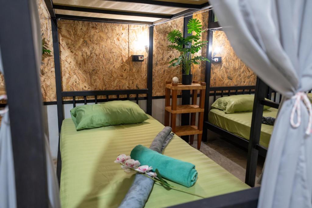 Postel nebo postele na pokoji v ubytování Gina hostel kohlanta