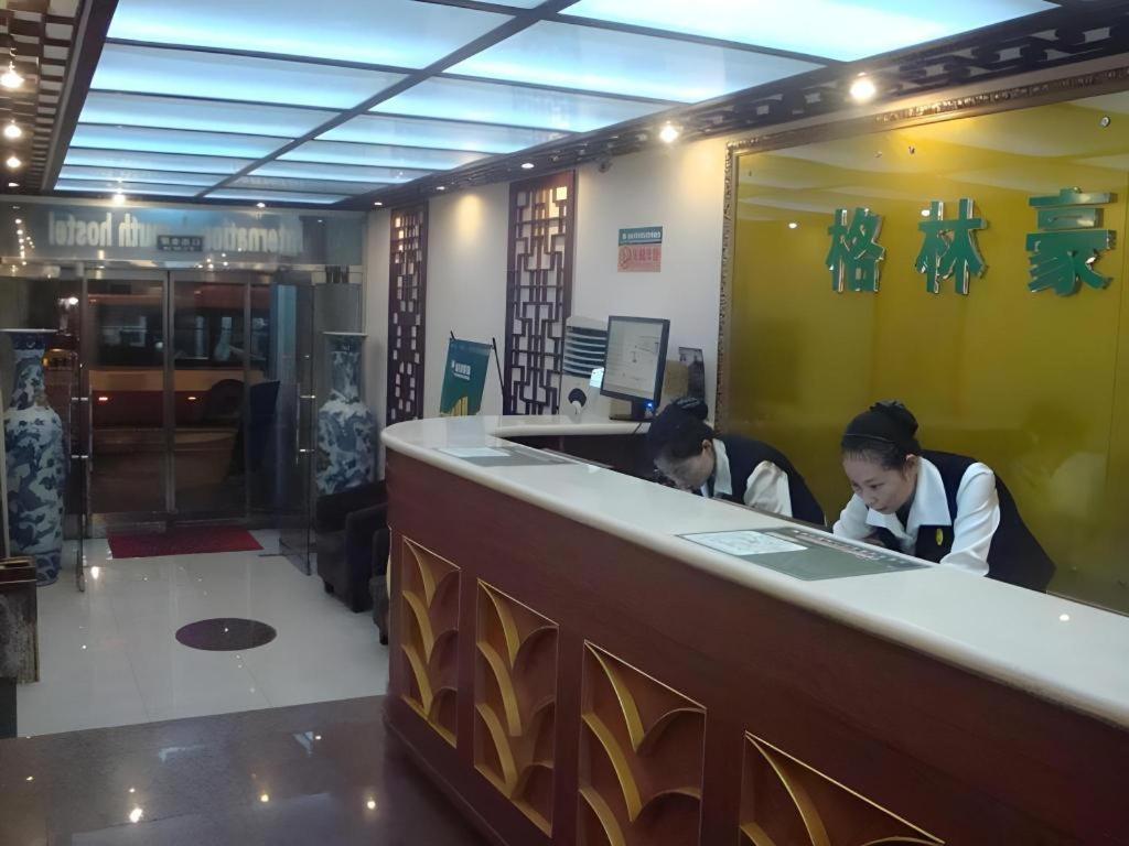 zwei Frauen an einem Tresen in einem Restaurant in der Unterkunft GreenTree Inn Beijing Dongcheng District Wangfujin South Luogu Lane Houhai Express Hotel in Peking