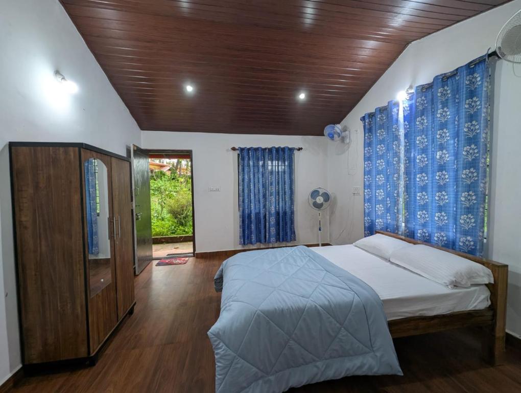 Ένα ή περισσότερα κρεβάτια σε δωμάτιο στο Rasta Homestay