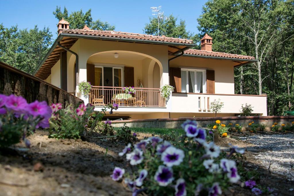 a house with flowers in front of it at La Casa nel Bosco in Civitella in Val di Chiana