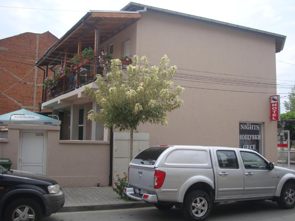 un camión plateado estacionado frente a una casa en Radi Inn, en Svilengrad