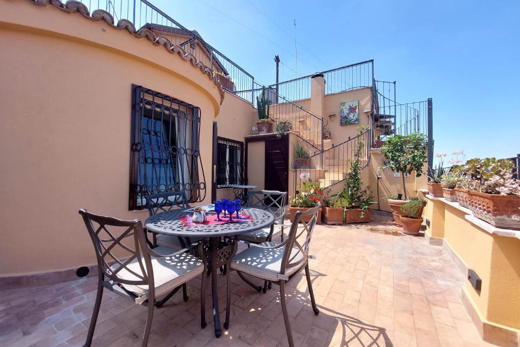 un tavolo e delle sedie sul patio di una casa di Anita a Roma
