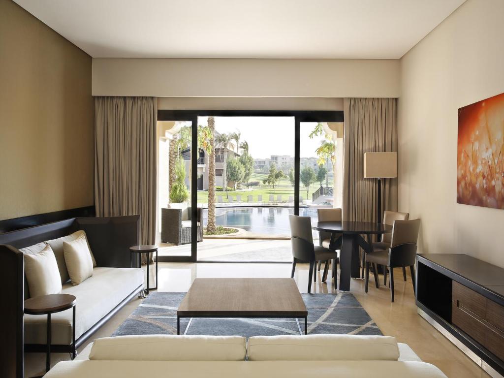 Posezení v ubytování The Westin Cairo Golf Resort & Spa, Katameya Dunes