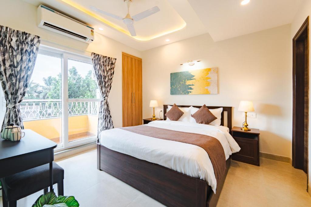 坎多林Lush View 2BHK Apartments in Candolim的一间卧室，配有一张大床和一扇窗户。