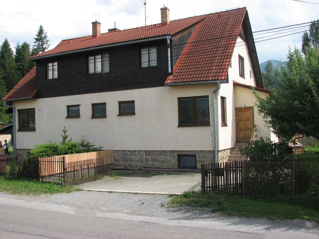 Casa blanca con techo marrón en Forester Apartment Zuberec, en Zuberec