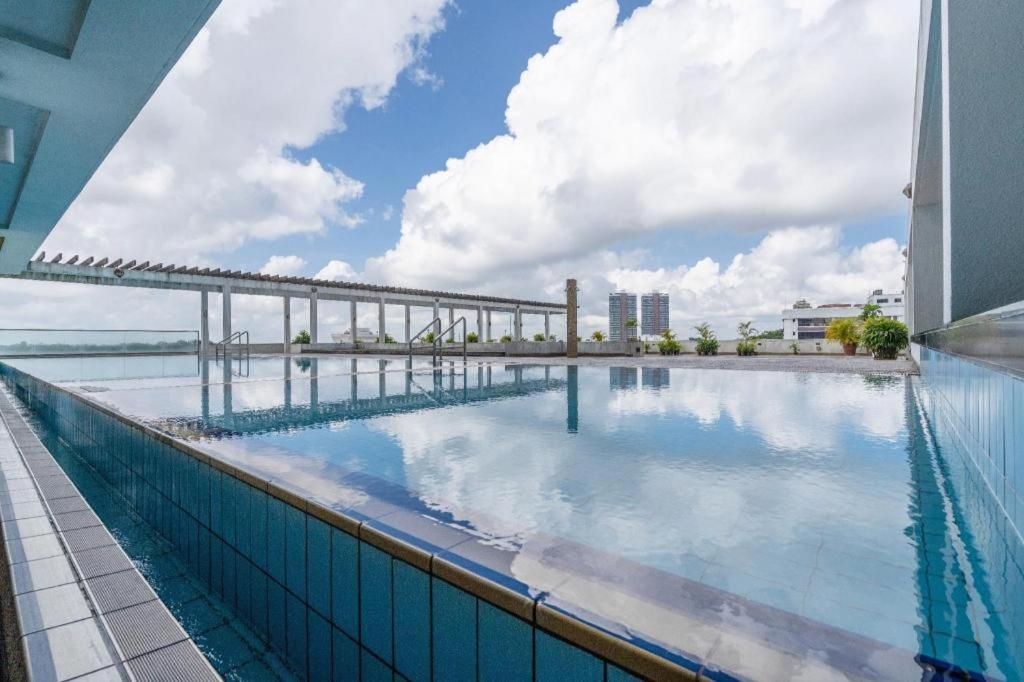 シブにあるRH Hotel Sibuの建物の屋上にあるプール