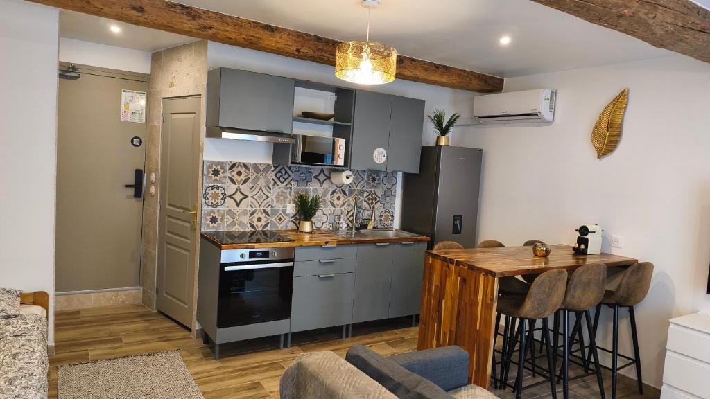 Kuchyň nebo kuchyňský kout v ubytování Mauguio Center Hôtel