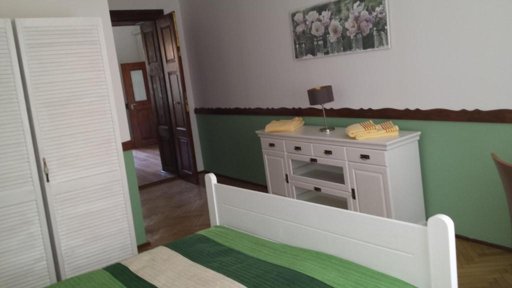 Habitación con cama y lavabo. en Luxury Central apartment in Sibiu, en Sibiu