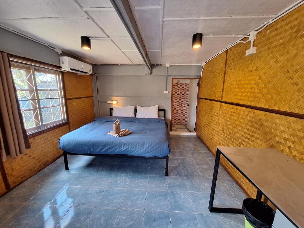 een slaapkamer met een bed met een persoon erop bij Stay with me in Pai in Pai