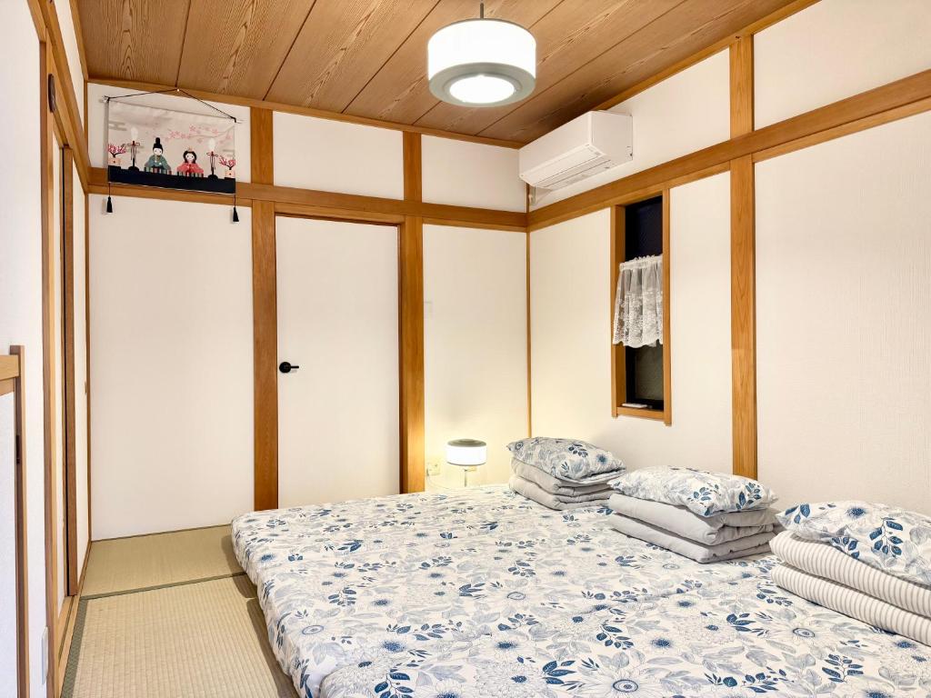 a bedroom with a bed and a wooden ceiling at 横浜中華街,元町,山手エリア観光に最適,静かで62平米快適な一軒家,鎌倉へも好アクセス! in Yokohama