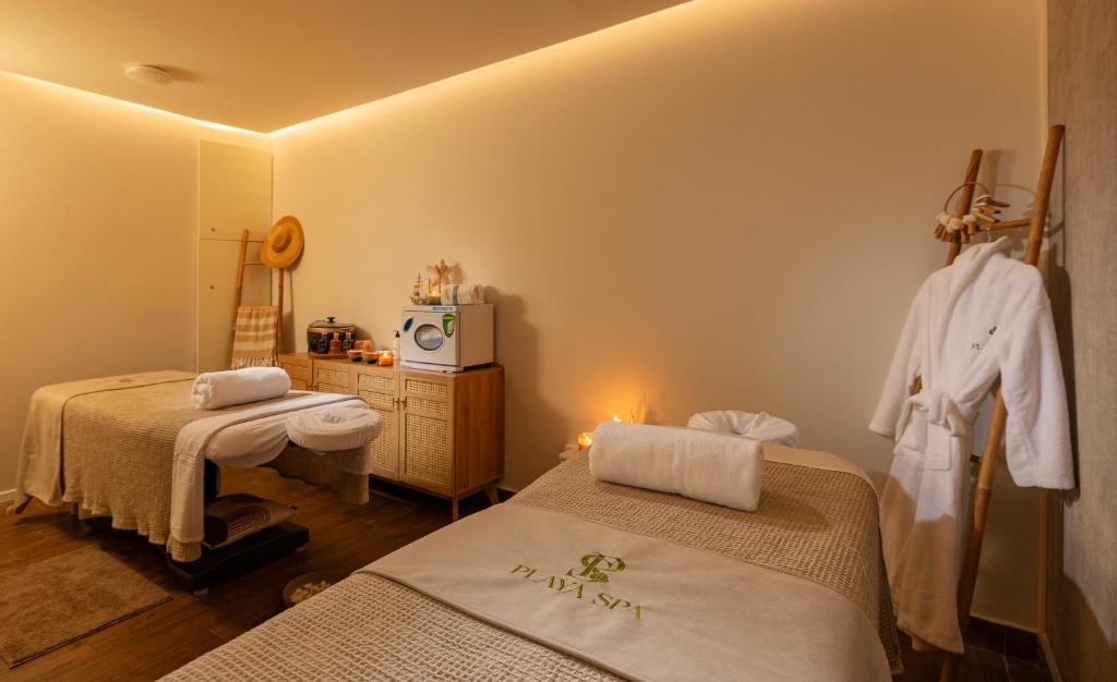 una habitación con dos camas y una nevera en Play Hatzuk Beach, en Tel Aviv