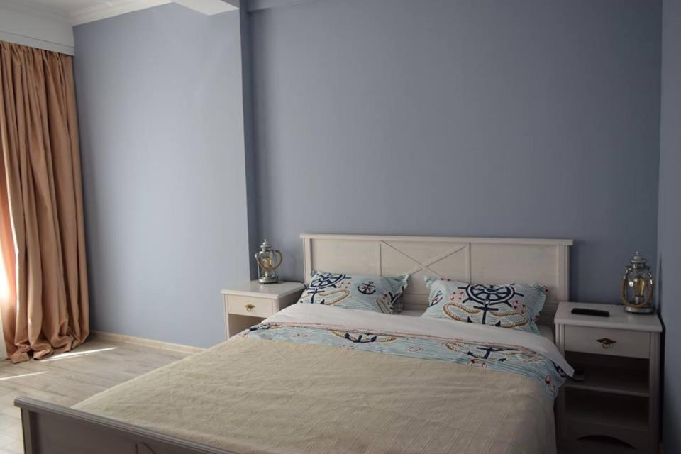 ママイアにあるMamaia Solid House Residence 2の青い壁のベッドルーム1室(大型ベッド1台付)