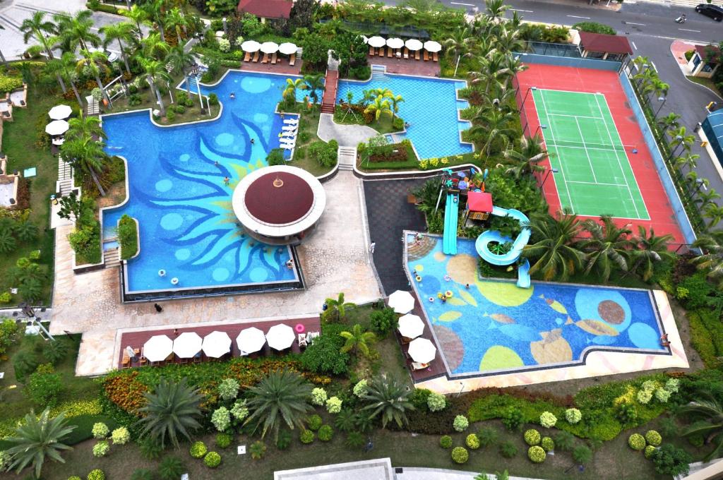 uma vista superior de uma piscina num resort em Sanya Yikehai View Apartments em Sanya