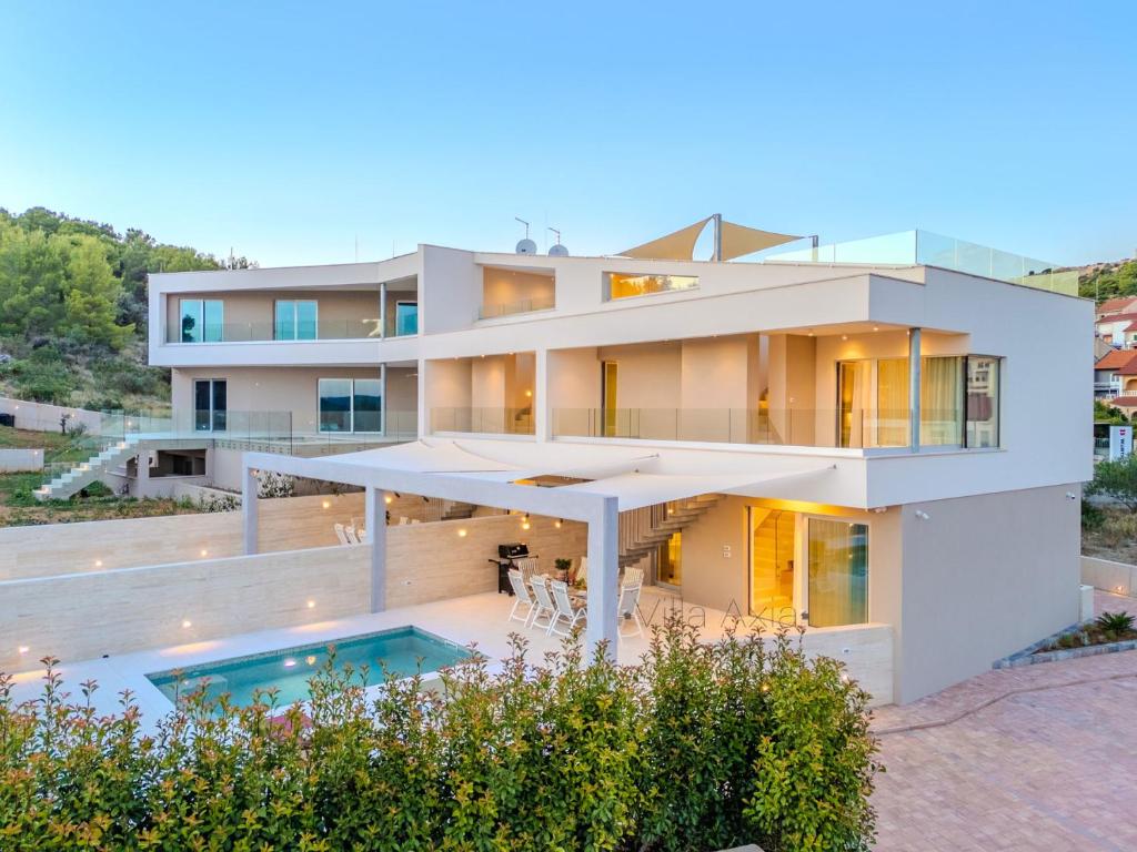 Casa blanca grande con piscina en Villa Axia Šibenik, en Šibenik