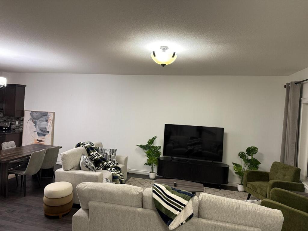 TV a/nebo společenská místnost v ubytování TheDebras Serene 3BR Home at Sutherland