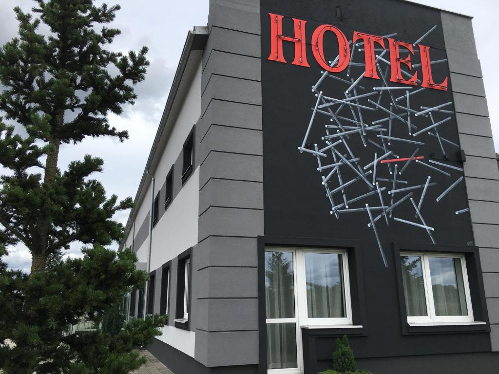 una señal de hotel en el lateral de un edificio en Canpol, en Czluchów