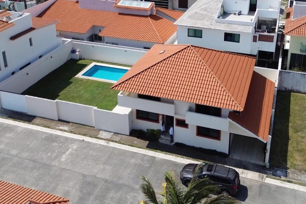 une vue aérienne sur une maison avec un toit orange dans l'établissement Casa Mango, à Conchal