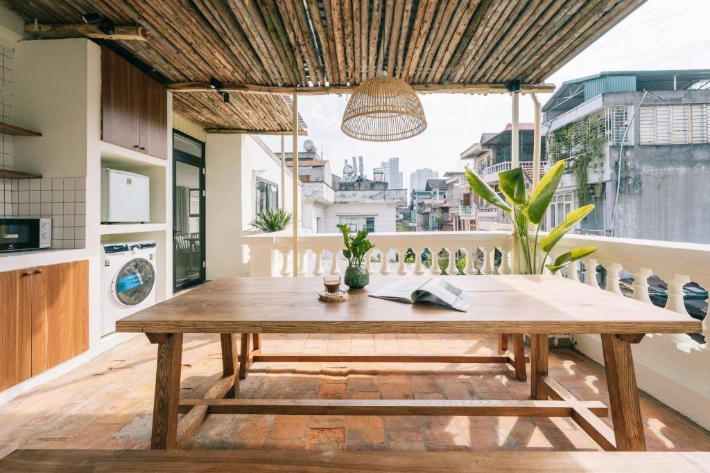 Kuchyň nebo kuchyňský kout v ubytování The Velvet Sky Hanoi-Contemporary Apartment with Big Balcony-Coffee 24-7