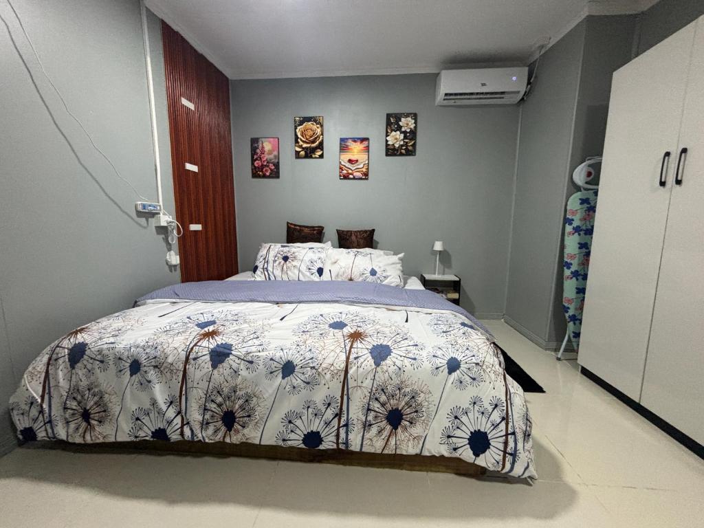 Un dormitorio con una cama con un edredón azul y blanco. en Cocos Stay Executive Studio Flat, en Labasa