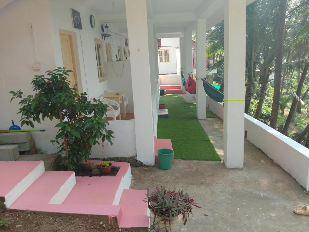 Κήπος έξω από το NARESH Holiday Home