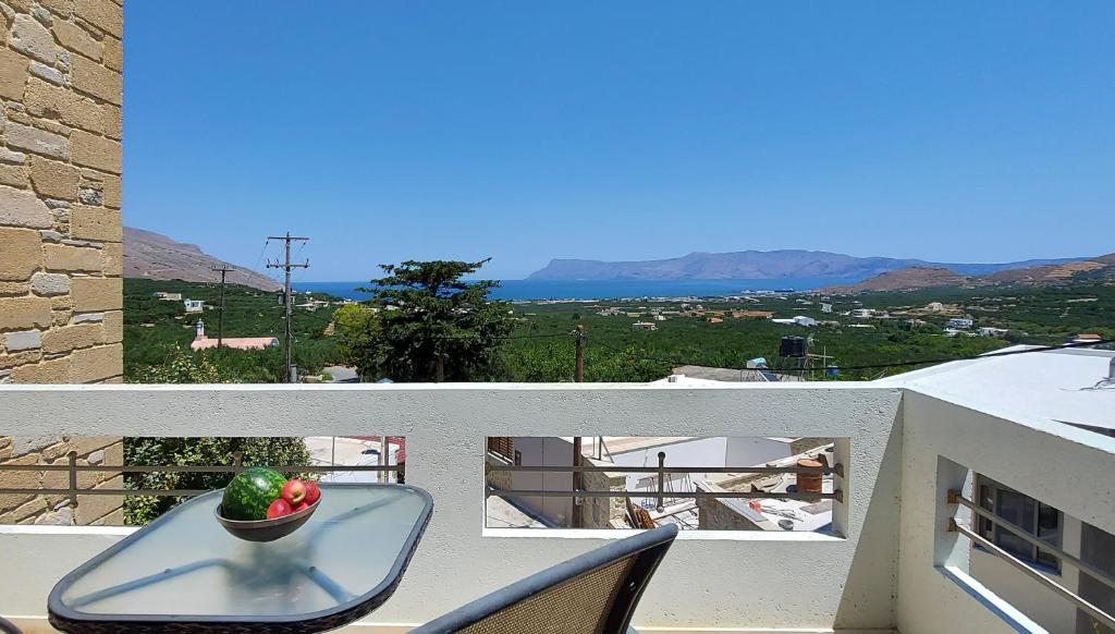 eine Schüssel mit Gemüse auf einem Tisch auf einem Balkon in der Unterkunft Thealia in Karefilianá