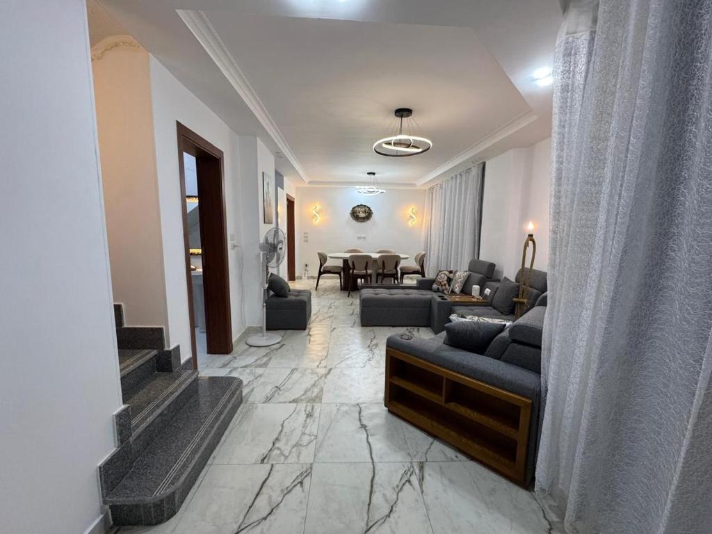 New cairoرويال شقة بالتجمع الخامس امتداد الجامعة الامريكية的带沙发的客厅和餐厅