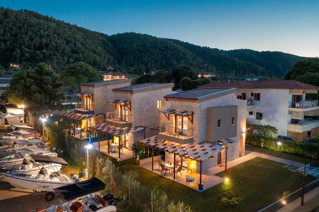 una vista aerea di una casa con barche in un porto turistico di Limoncello Villas a Vourvourou