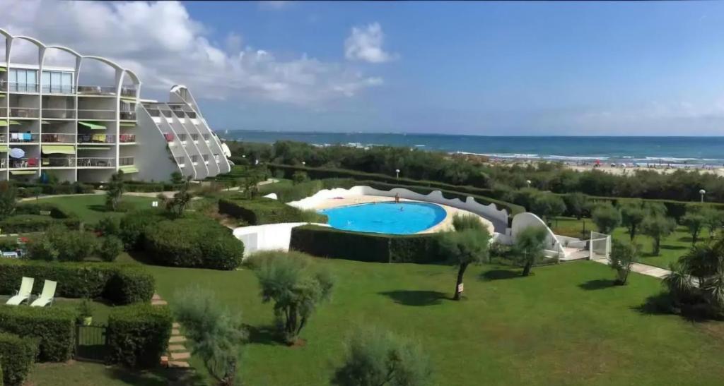 eine Luftaufnahme eines Resorts mit Swimmingpool in der Unterkunft Studio Belles Plages 1 ère ligne climatisé in La Grande-Motte