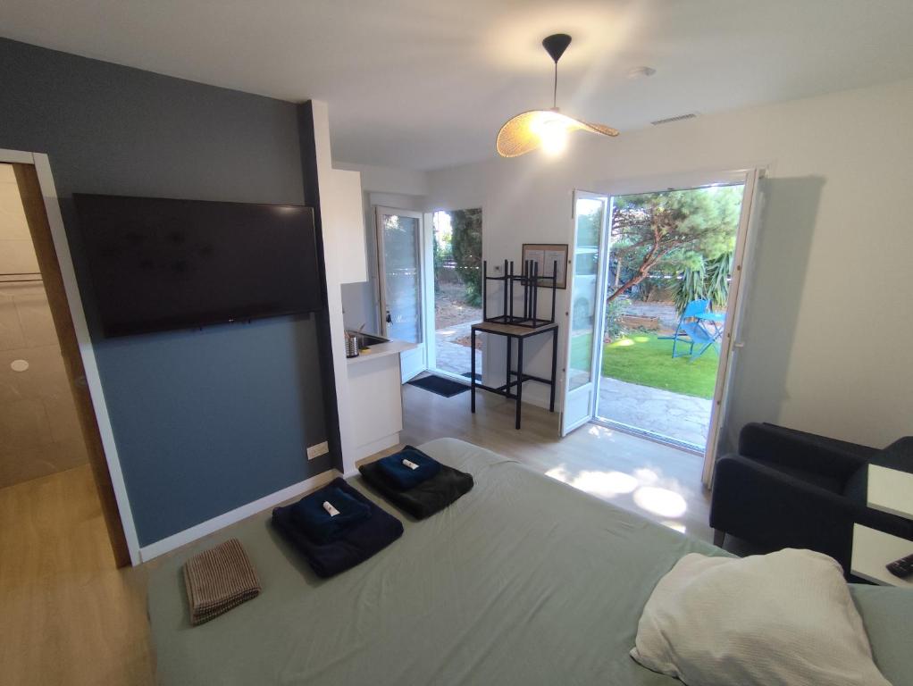 une chambre avec un grand lit avec deux oreillers dessus dans l'établissement Studio with garden and pool, easy Nîmes access, à Caissargues