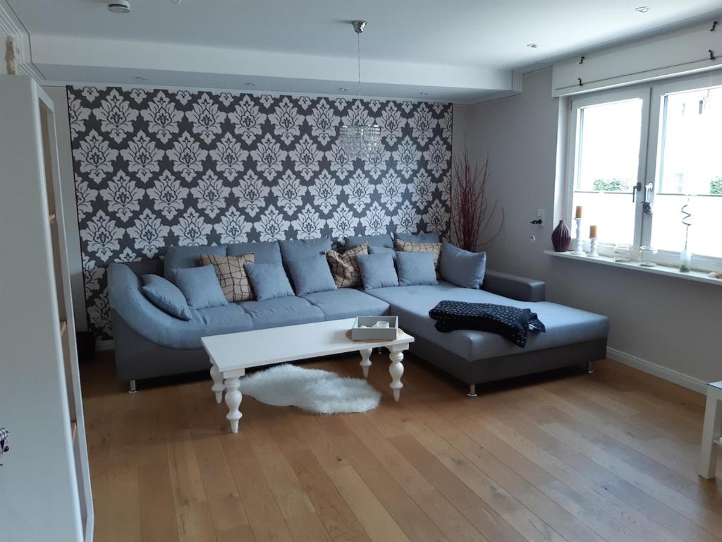 ein Wohnzimmer mit einer blauen Couch und einem Couchtisch in der Unterkunft Ferienhaus Anne in Trier