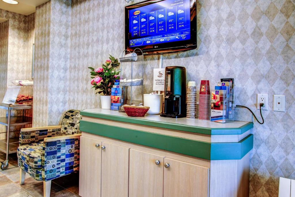 Příslušenství pro přípravu čaje a kávy v ubytování Motel 6-Huntsville, ON