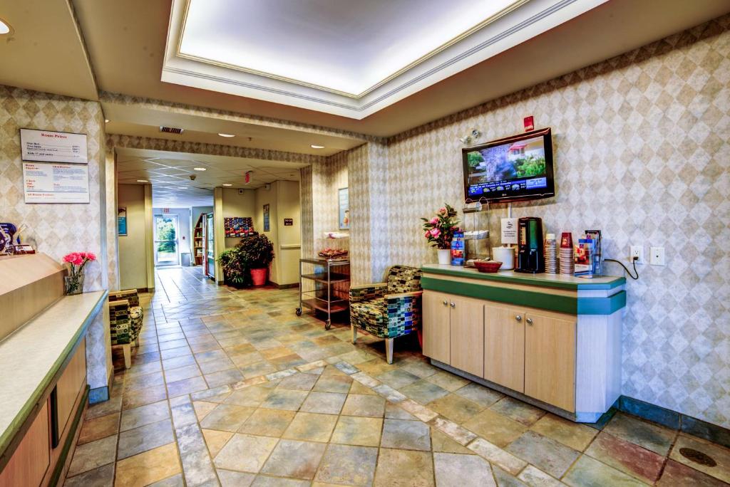 TV a/nebo společenská místnost v ubytování Motel 6-Huntsville, ON
