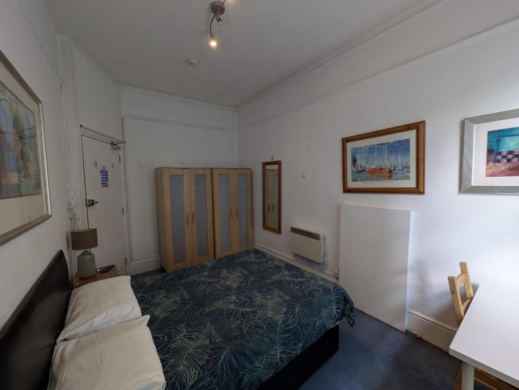 Postel nebo postele na pokoji v ubytování Curzon House Hotel