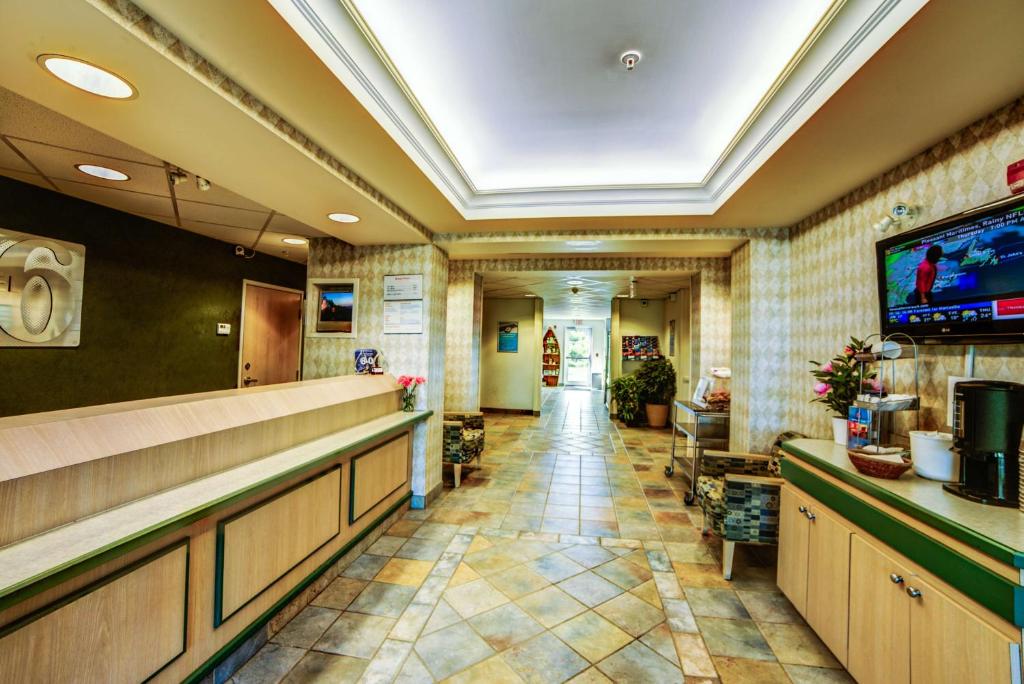 TV a/nebo společenská místnost v ubytování Motel 6-Huntsville, ON