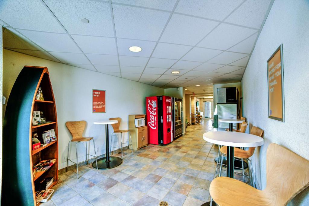 TV a/nebo společenská místnost v ubytování Motel 6-Huntsville, ON