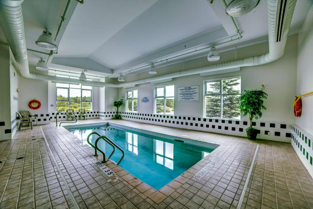 Bazén v ubytování Motel 6-Huntsville, ON nebo v jeho okolí