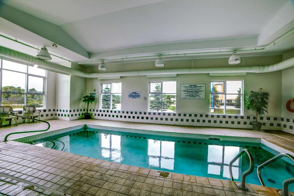 Bazén v ubytování Motel 6-Huntsville, ON nebo v jeho okolí