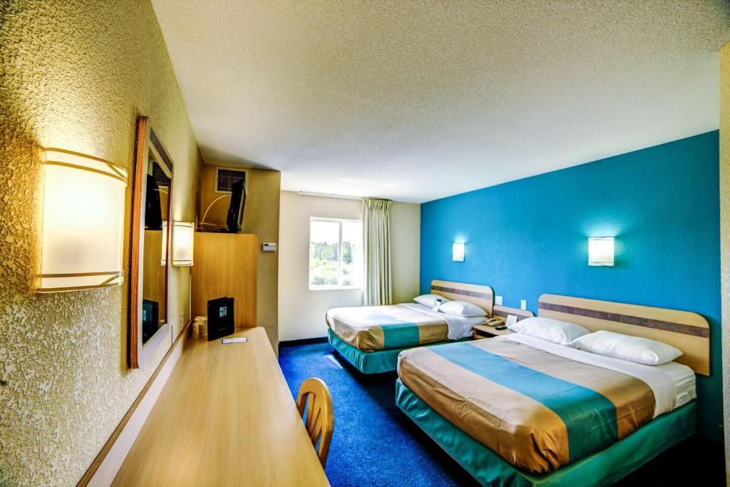 Postel nebo postele na pokoji v ubytování Motel 6-Huntsville, ON