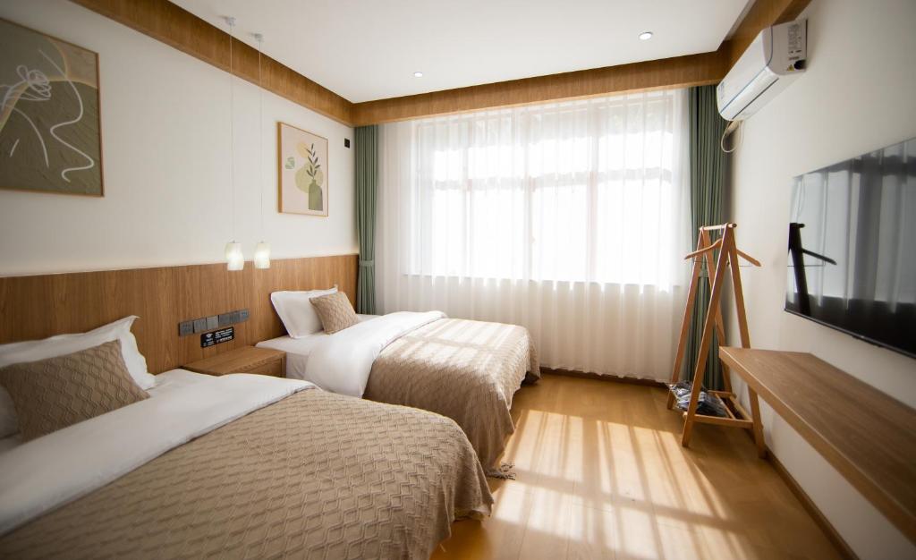 En eller flere senge i et værelse på Feihua Qingmeng Homestay