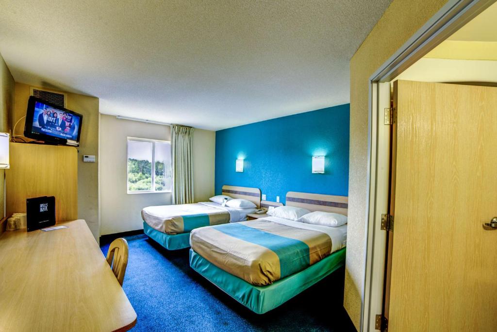 Postel nebo postele na pokoji v ubytování Motel 6-Huntsville, ON