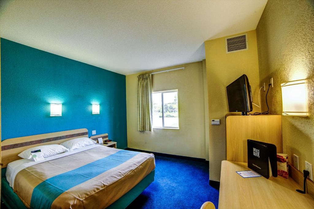 Postel nebo postele na pokoji v ubytování Motel 6-Huntsville, ON