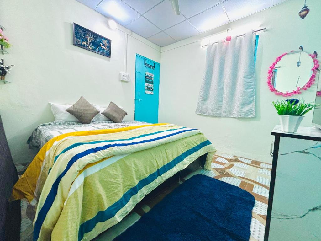 - une chambre avec un lit et un tapis bleu dans l'établissement KKOZY NOOk, à Aurangabad