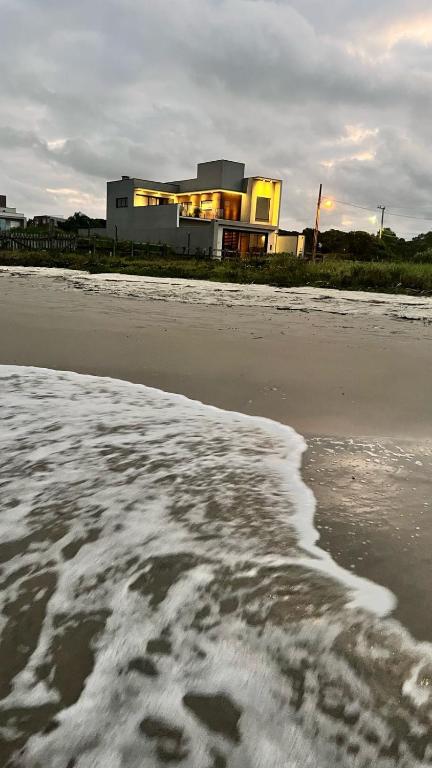 un edificio sulla spiaggia con la riva di Canto da Nega - Seu canto na Praia! a Itapoa